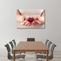 «Сердце в руках» в интерьере конференц-зала над столом для переговоров