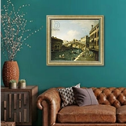 «The Grand Canal, Venice 2» в интерьере гостиной с зеленой стеной над диваном