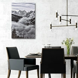 «Туман на сосновым лесом в горах» в интерьере современной столовой с черными креслами