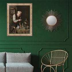 «Любимое животное» в интерьере классической гостиной с зеленой стеной над диваном