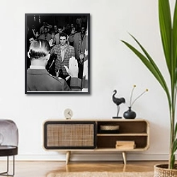 «Элвис Пресли 10» в интерьере комнаты в стиле ретро над тумбой