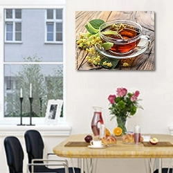«Чашка липового чая и липовые цветы на деревянном столе» в интерьере кухни рядом с окном