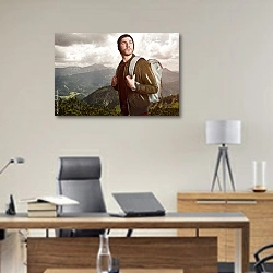 «Турист в горах» в интерьере кабинета директора над столом
