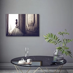 «Невеста у окна» в интерьере современной гостиной в серых тонах