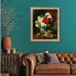 «Bouquet de fleurs» в интерьере гостиной с зеленой стеной над диваном