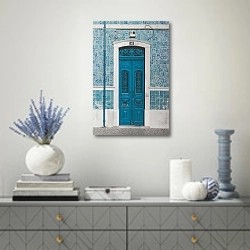 «Синяя резная дверь» в интерьере современной гостиной с голубыми деталями