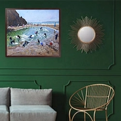 «Young Surfers,Tenby,2016,» в интерьере классической гостиной с зеленой стеной над диваном