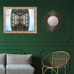 «Fencing Mask, 2014» в интерьере классической гостиной с зеленой стеной над диваном