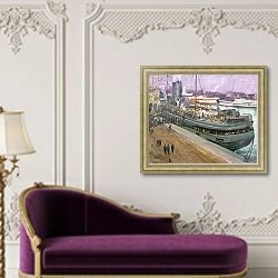 «Naval Ratings Embarking, Southampton,» в интерьере гостиной с розовым диваном