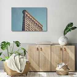 «Здания Флэтайрон-Билдинг, Нью-Йорк» в интерьере современной комнаты над комодом