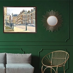 «Queen Anne's Gate» в интерьере классической гостиной с зеленой стеной над диваном