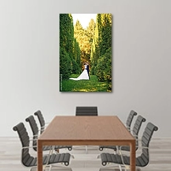 «Очаровательная пара, в зелёной аллее в день их свадьбы» в интерьере конференц-зала над столом для переговоров