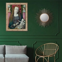 «Дева Мария с младенцем и двумя ангелами» в интерьере классической гостиной с зеленой стеной над диваном