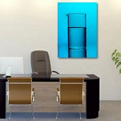 «Стеклянный стакан с жидкостью» в интерьере офиса над столом начальника
