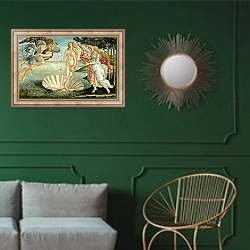 «The Birth of Venus, c.1485» в интерьере классической гостиной с зеленой стеной над диваном