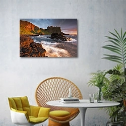 «Вид на замок Данлюс, Ирландия» в интерьере современной гостиной с желтым креслом