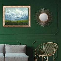 «Drifting Clouds» в интерьере классической гостиной с зеленой стеной над диваном