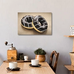 «Шоколадные пончики» в интерьере кухни над обеденным столом с кофемолкой