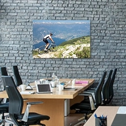 «Велоспорт на озере Гарда, Италия» в интерьере современного офиса с черной кирпичной стеной