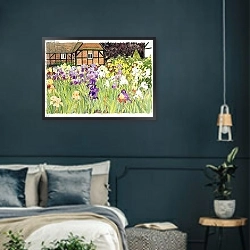 «Irises» в интерьере классической гостиной с зеленой стеной над диваном