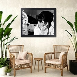 «Хепберн Одри 115» в интерьере комнаты в стиле ретро с плетеными креслами