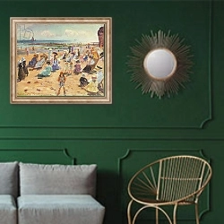 «Beach Scene, 1909» в интерьере классической гостиной с зеленой стеной над диваном