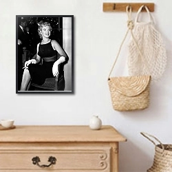 «Monroe, Marilyn 126» в интерьере в стиле ретро над комодом