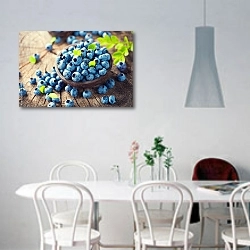 «Спелые и сочные ягоды голубики на деревянном фоне» в интерьере светлой кухни над обеденным столом