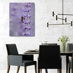 «Пчела на фиолетовом цветке» в интерьере современной столовой с черными креслами