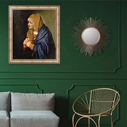 «The Madonna of Sorrows» в интерьере классической гостиной с зеленой стеной над диваном