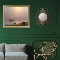 «Погрузка корабля тихим туманным утром» в интерьере классической гостиной с зеленой стеной над диваном