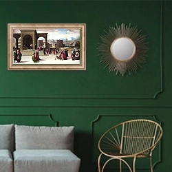 «История папируса» в интерьере классической гостиной с зеленой стеной над диваном