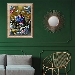 «Коронация Девы Марии» в интерьере классической гостиной с зеленой стеной над диваном