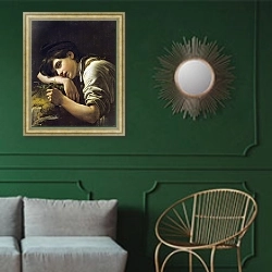«Молодой садовник. 1817» в интерьере классической гостиной с зеленой стеной над диваном