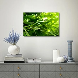 «Капли на зеленых листьях №9» в интерьере современной гостиной с голубыми деталями