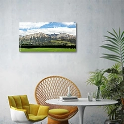 «Вид Южных Альп Новой Зеландии» в интерьере современной гостиной с желтым креслом