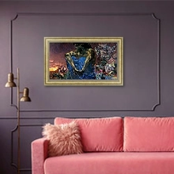 «Демон (сидящий)» в интерьере гостиной с розовым диваном