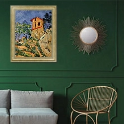 «Дом с трещинами в стенах» в интерьере классической гостиной с зеленой стеной над диваном
