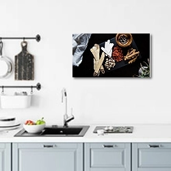 «Орехи и пряности на черной доске» в интерьере кухни над мойкой