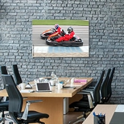 «Соревнования картингистов 2» в интерьере современного офиса с черной кирпичной стеной
