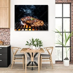 «Дымящийся стейк из говядины на гриле» в интерьере кухни с кирпичными стенами над столом