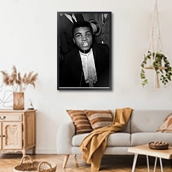 «Мохаммед Али» в интерьере гостиной в стиле ретро над диваном