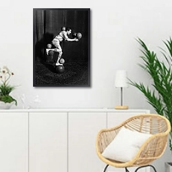 «История в черно-белых фото 552» в интерьере гостиной в скандинавском стиле над комодом