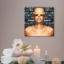 «Портрет загорелой женщины в солнцезащитных очках» в интерьере салона красоты