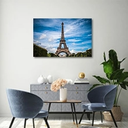 «Франция, Париж, Эйфелева башня под голубым небом» в интерьере современной гостиной над комодом