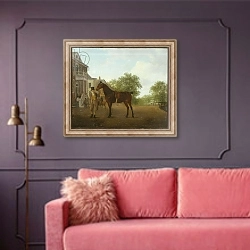 «A Gentleman holding a Saddled Horse in a Street by a Canal» в интерьере гостиной с розовым диваном