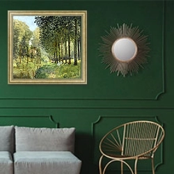 «Отдых у ручья. Возле леса» в интерьере классической гостиной с зеленой стеной над диваном