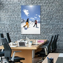 «Лыжная прогулка» в интерьере современного офиса с черной кирпичной стеной