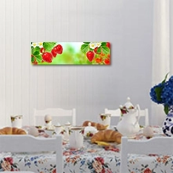 «Клубника из любимого сада» в интерьере кухни в стиле прованс над столом с завтраком