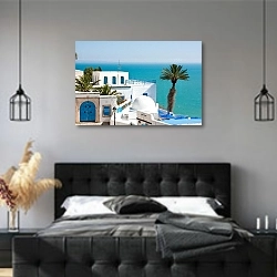 «Тунис. Город Сиди-Бу-Саид» в интерьере современной спальни с черной кроватью
